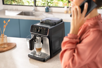 Philips Series 5500 Fully automatic espresso machine image 4