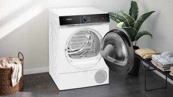 Siemens iQ700 WQ46B2C9GB Freestanding Tumble Dryer image 1