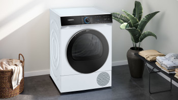 Siemens iQ700 WQ46B2C9GB Freestanding Tumble Dryer image 2