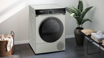 Siemens iQ700 WQ46B2CXGB Freestanding Tumble Dryer image 1
